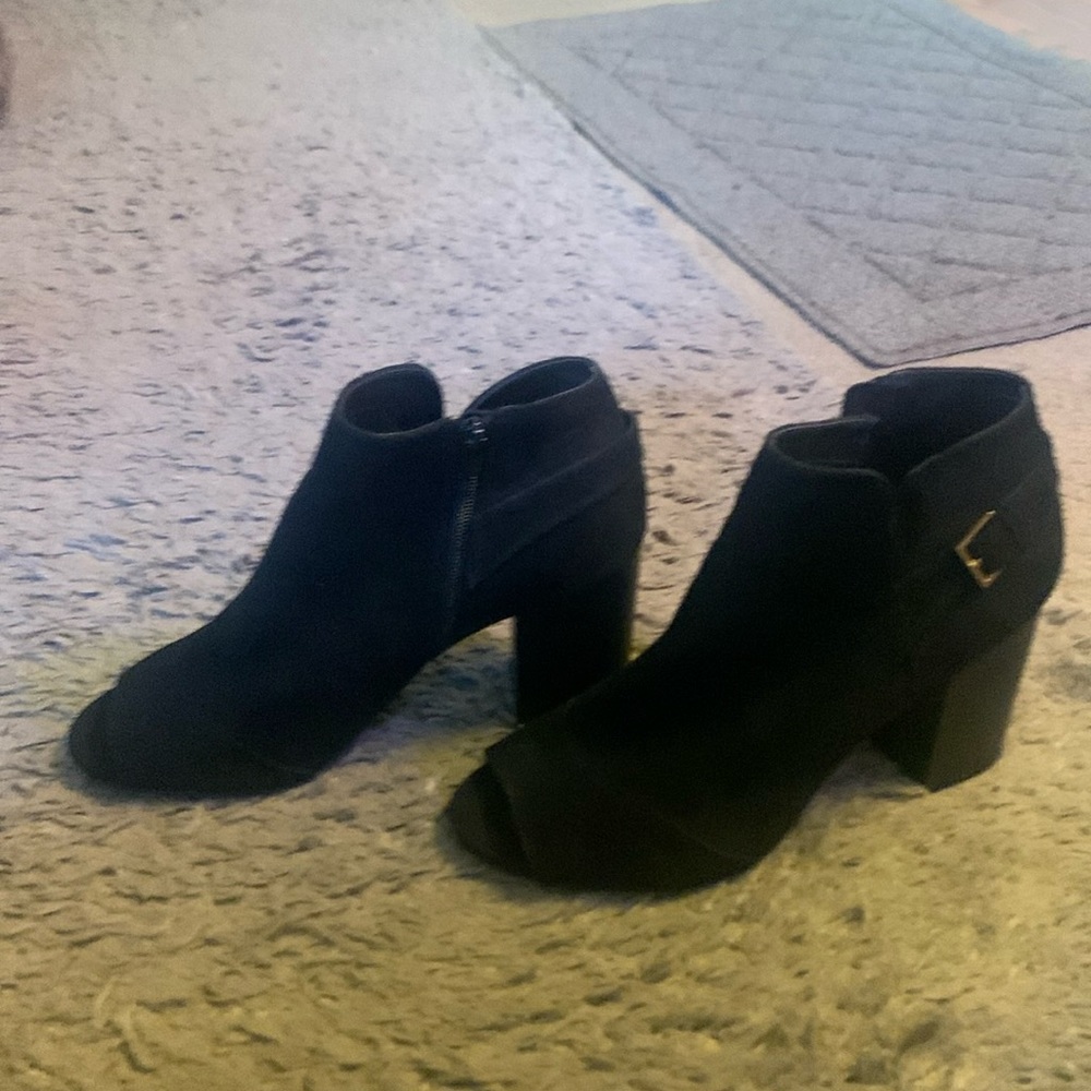 Black sued open toe block heal.